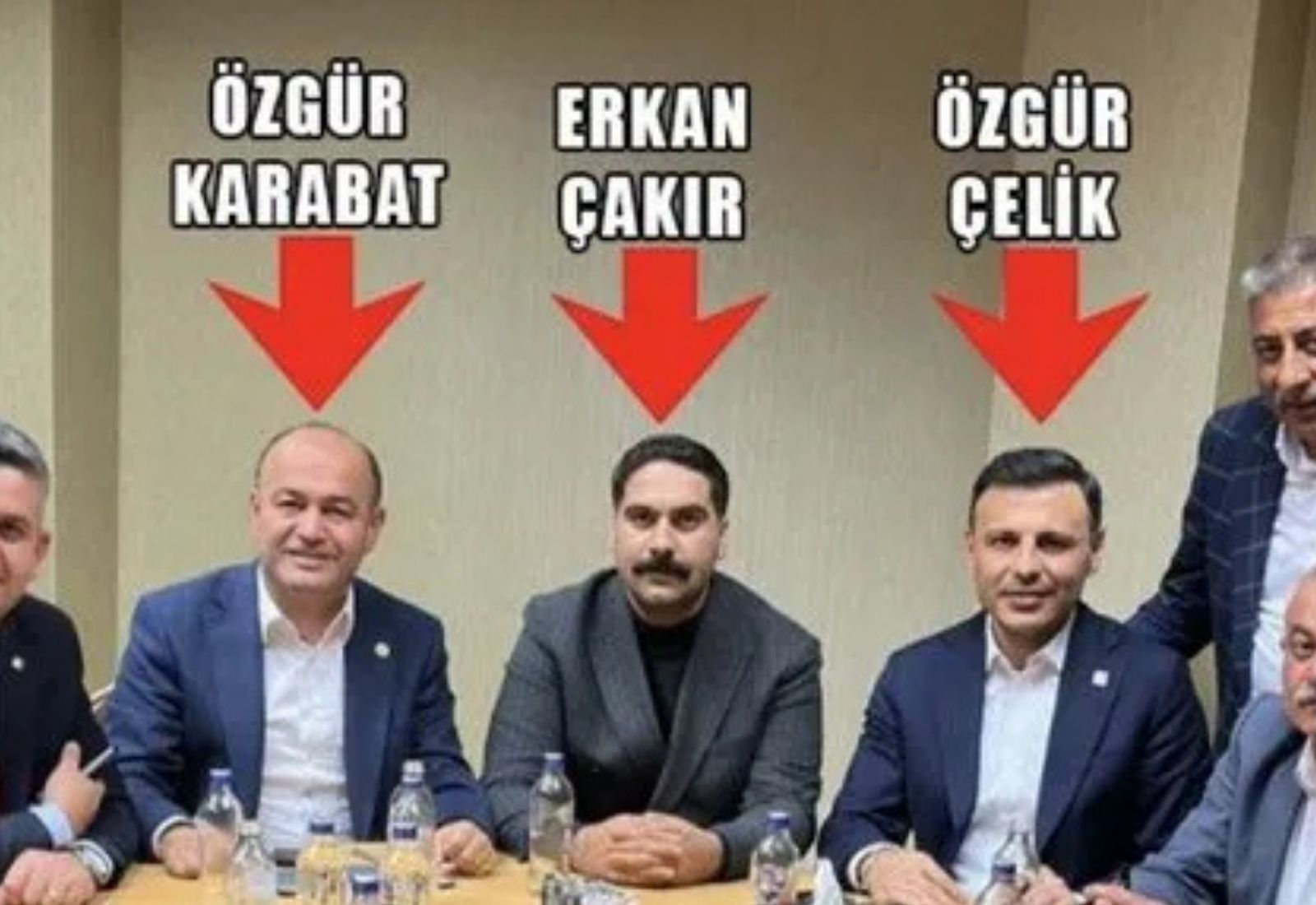 Biz yanlışımızın da arkasında duruyoruz da! Siz doğru bildiklerinizin bile arkasından konuşuyorsunuz! Bu kadar kıvırmayın... Sabit durun… Belki PARAtakan olur.. (66)